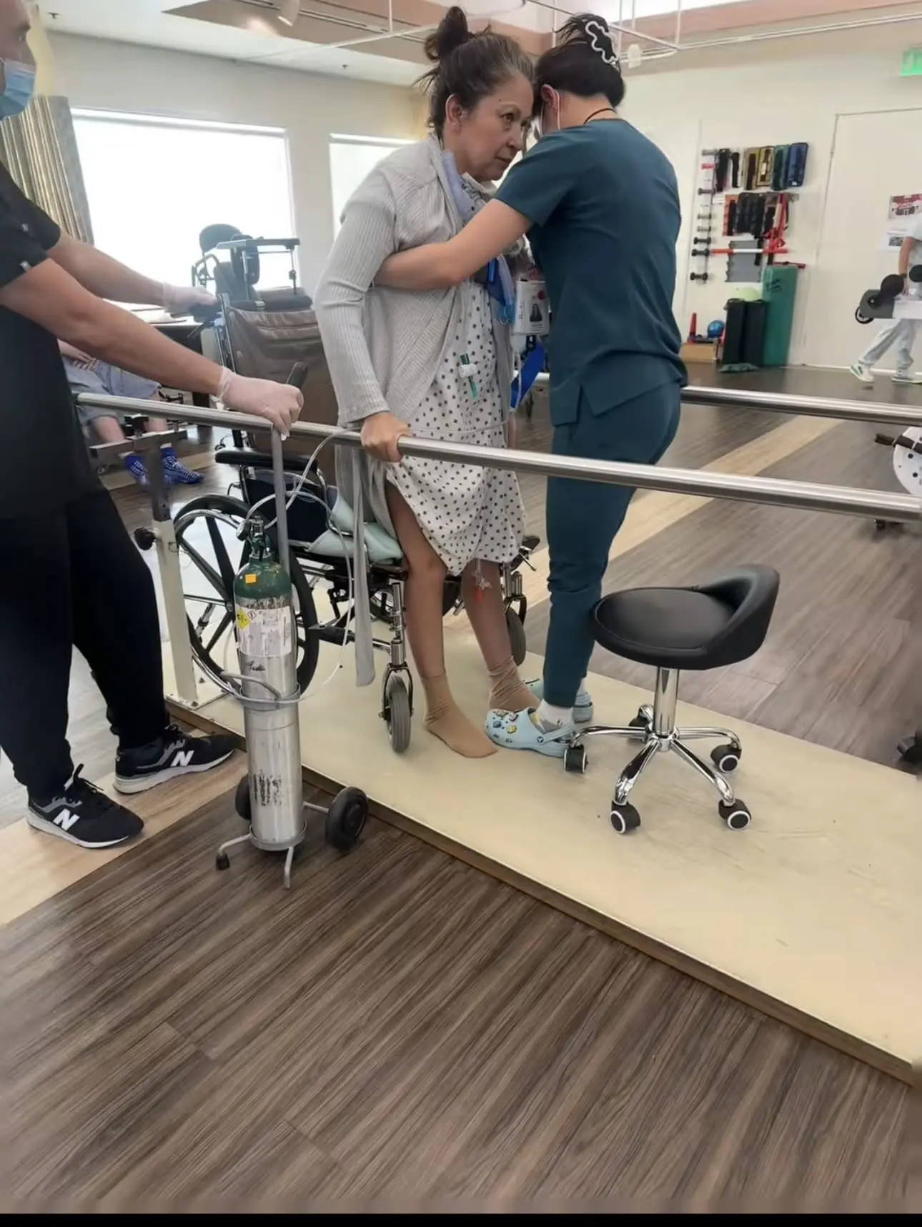 9 anos cuidando da casa dos outros. Quando ela caiu, mandaram melhoras por mensagem.